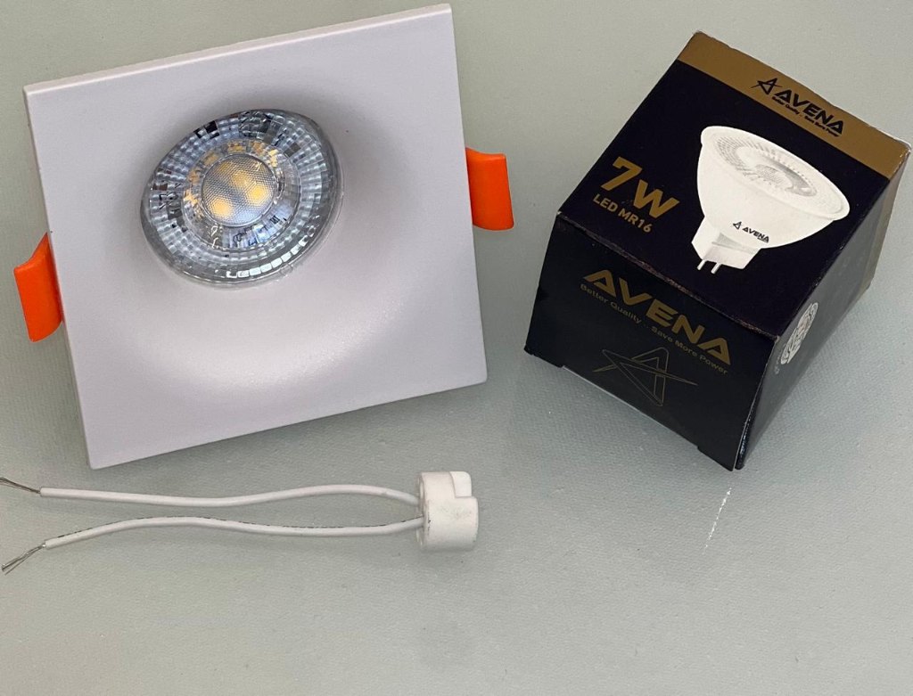 شاسيه اسبوت نارا مربع ابيض + دويل خزف + لمبه كاس أفينا جولد اضاءة أبيض